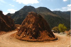 一条土路盘绕过陡峭的黄土山梁,通向远处的村落